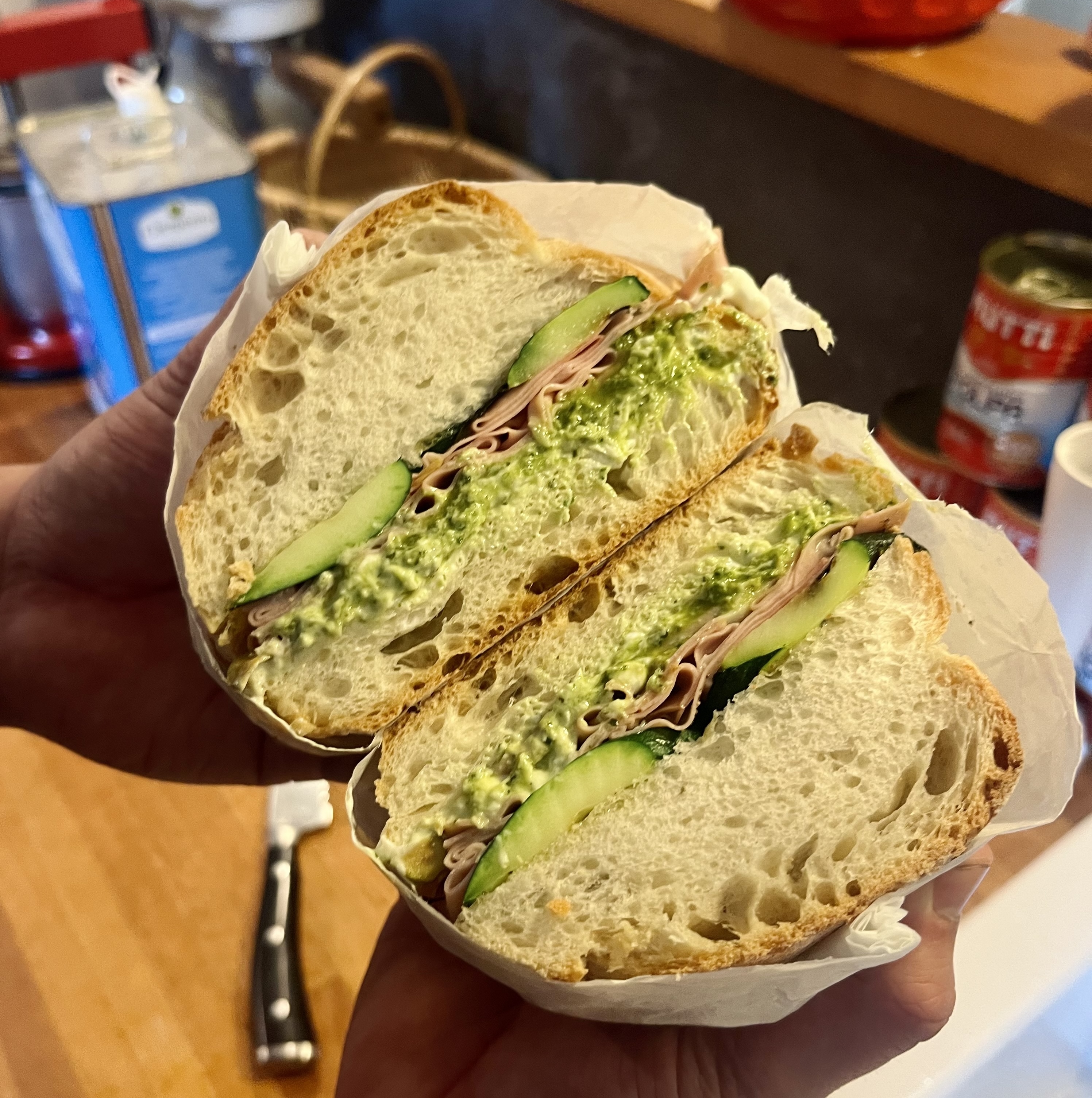 broodje met mortadella,stracciatella en pesto